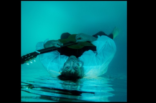 Martin unter Wasser, 90 Grad gedreht.